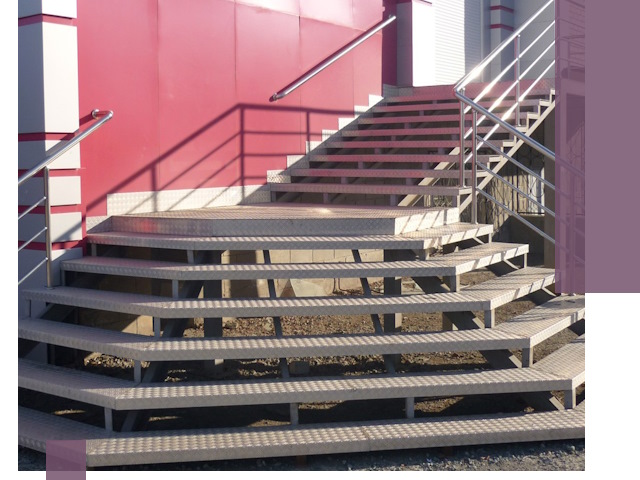 Лестницы для магазина в Лобне — изготовление и монтаж