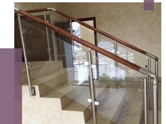 Комбинированные перила из металла и дерева в Лобне